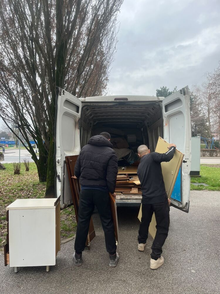 Iznošenje starog namještaja iz stana u kombi
