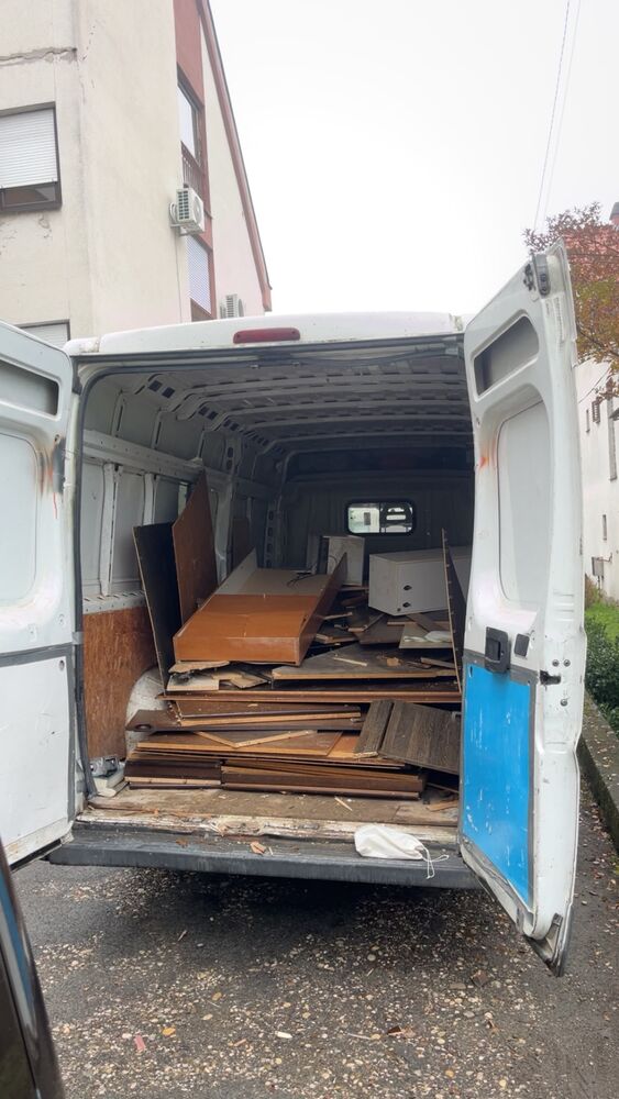 Unutrašnjost kombija punog otpada nakon utovara