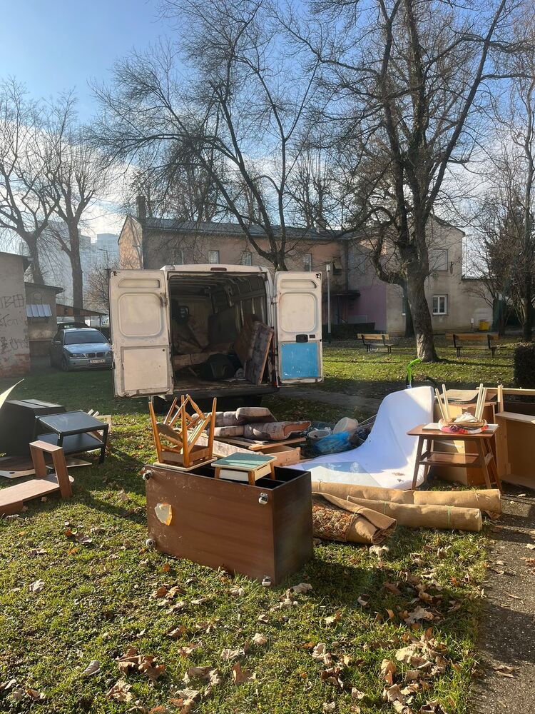 Kombi pun glomaznog otpada spreman za odvoz — Zagreb