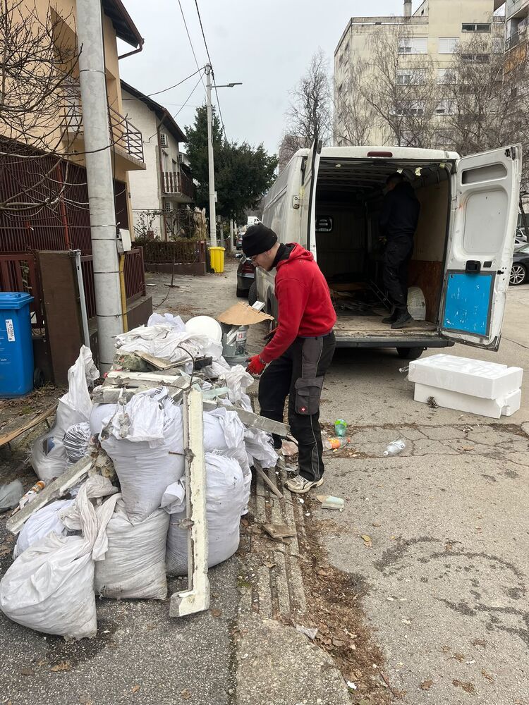 Big bag vreće s građevinskim otpadom uz kombi