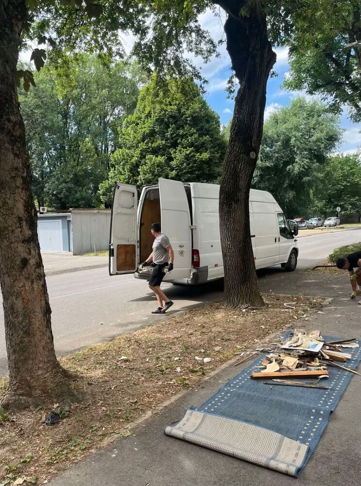 Odnošenje starog prozora i stakla na zbrinjavanje