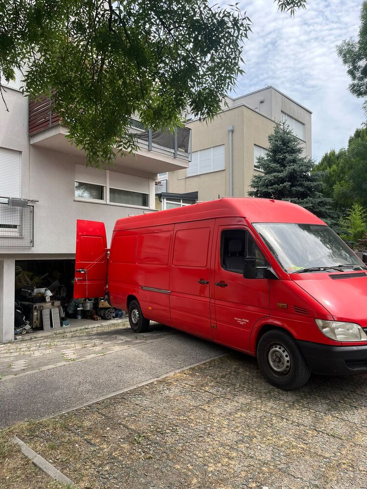 Utovar vreća s otpadom u kombi za odvoz