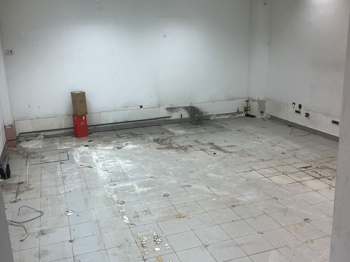 Isti poslovni prostor potpuno ispražnjen i pometen — poslije