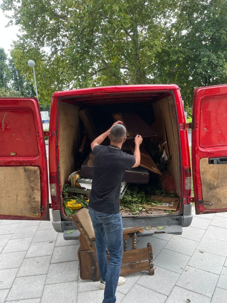 Unosenje otpada u kombi