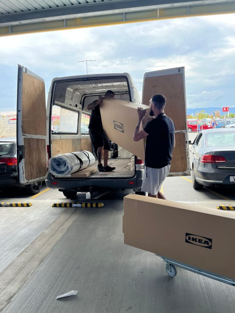 Unosenje privatnih stvari u kombi za selidbu