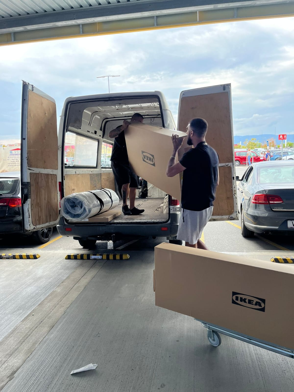 Unosenje privatnih stvari u kombi za selidbu