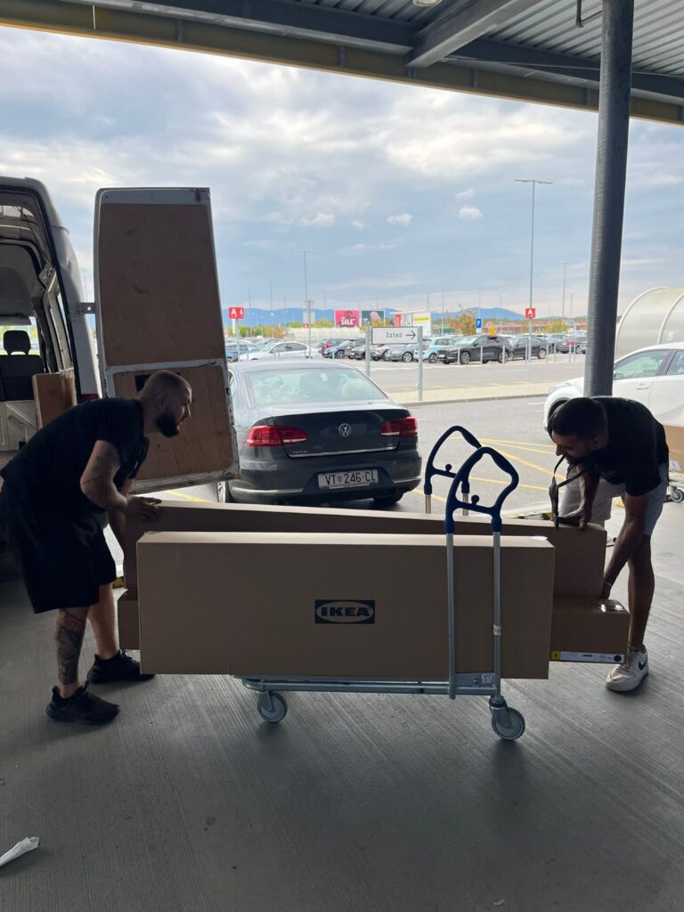 Unosenje privatnih stvari u kombi za selidbu