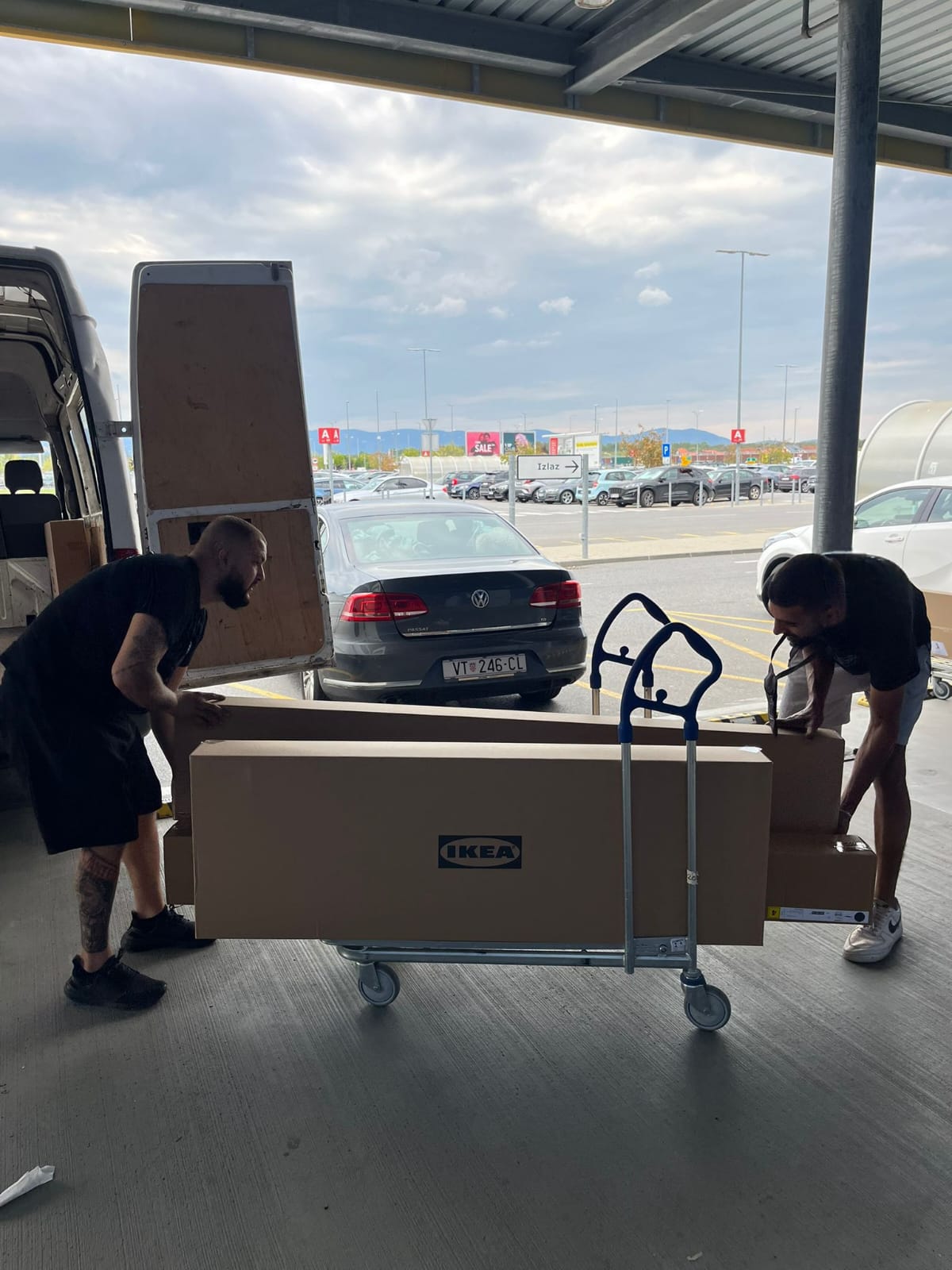 Unosenje privatnih stvari u kombi za selidbu