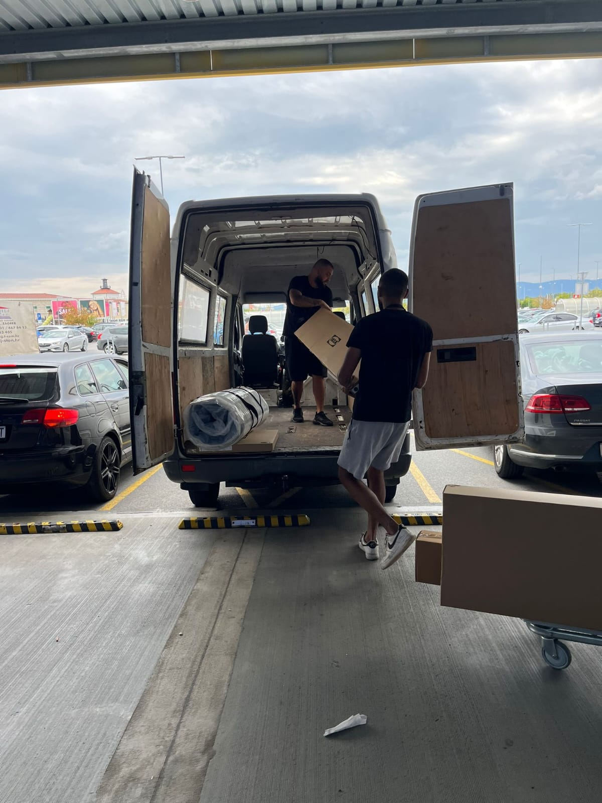 Unosenje privatnih stvari u kombi za selidbu