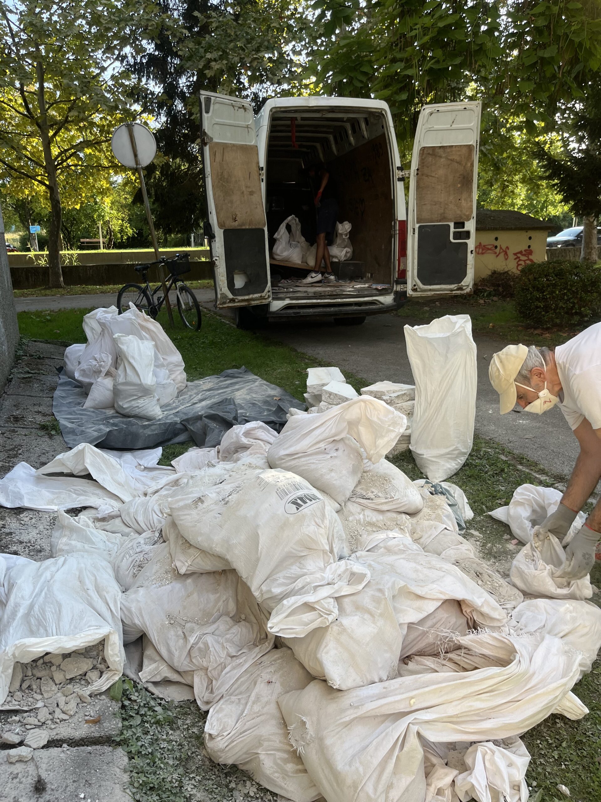 Punjenje vreca sa otpadom