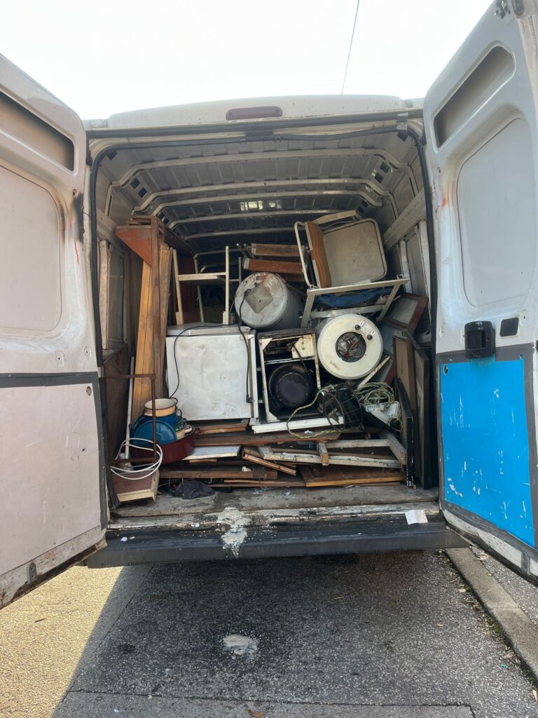 Kombi napunjen otpadom