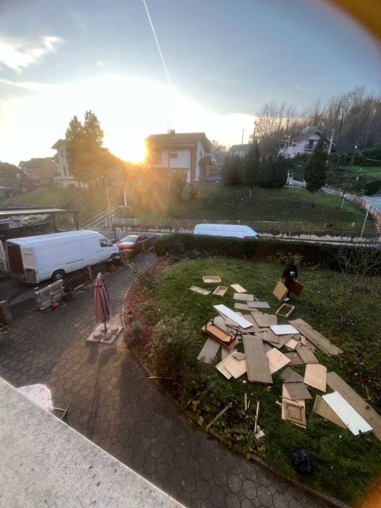 Otpad ostavljen nakon rušenja i demontaže unutar kuće