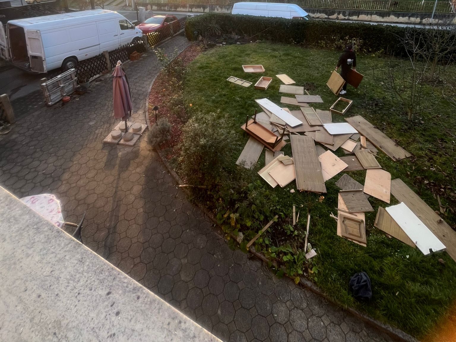 Otpad ostavljen nakon rušenja i demontaže unutar kuće